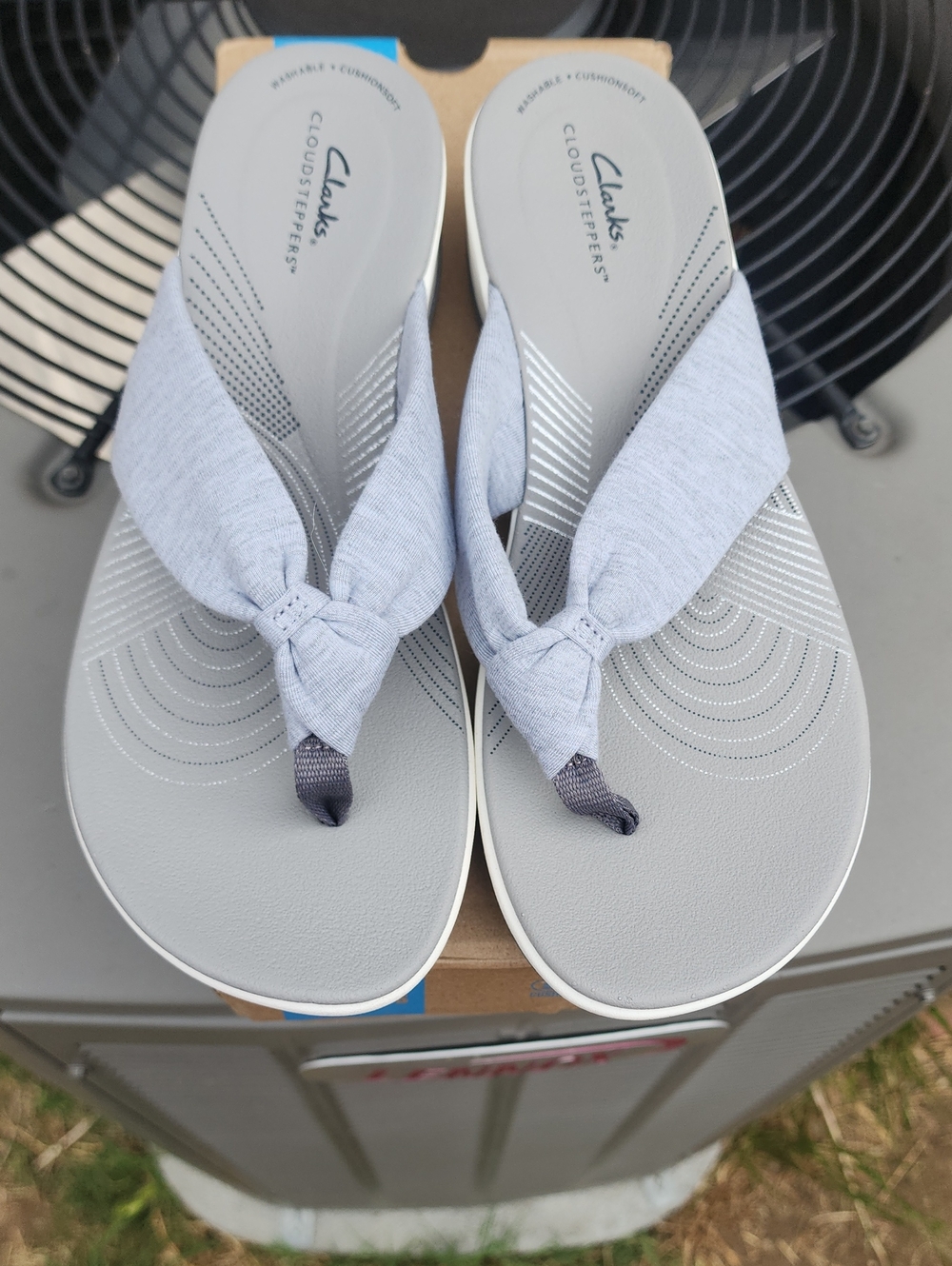 New Clarks Arla Glison Light Gray Thong Sandals, Sz. 10